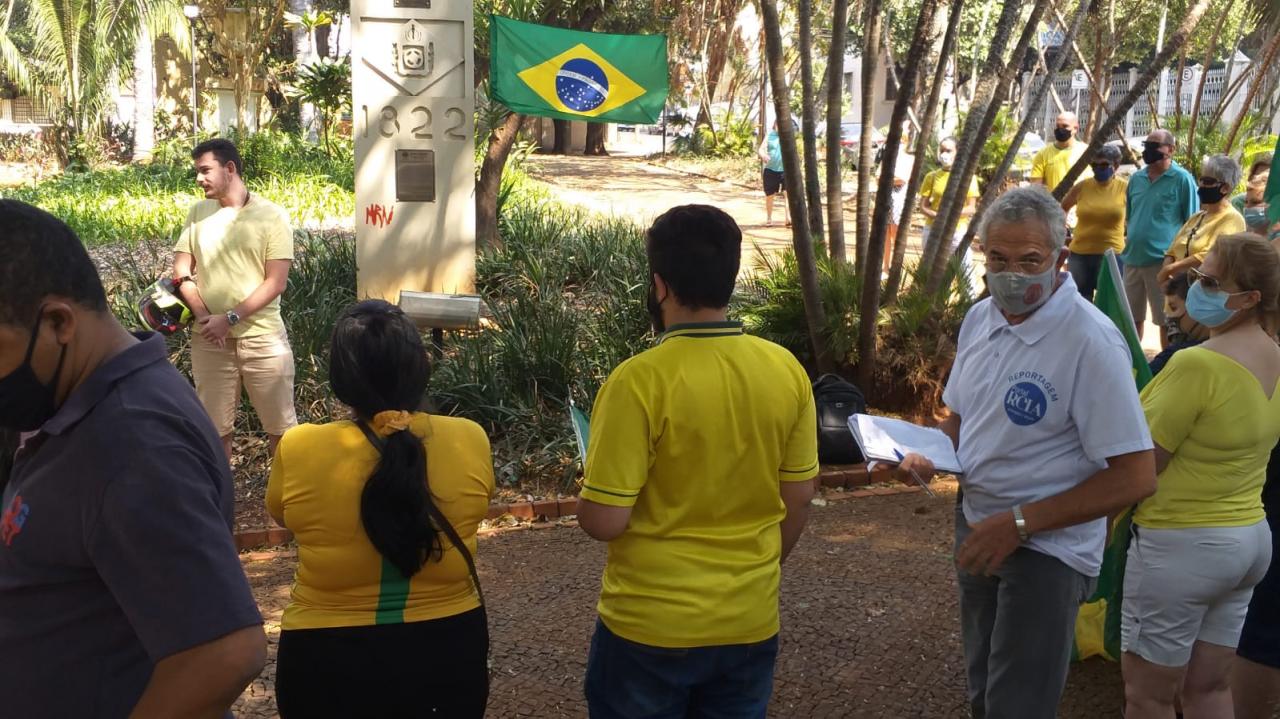 Foto 9 de 31 — Manifestantes fazem ato pró-Bolsonaro na Praça da Independência; veja imagens